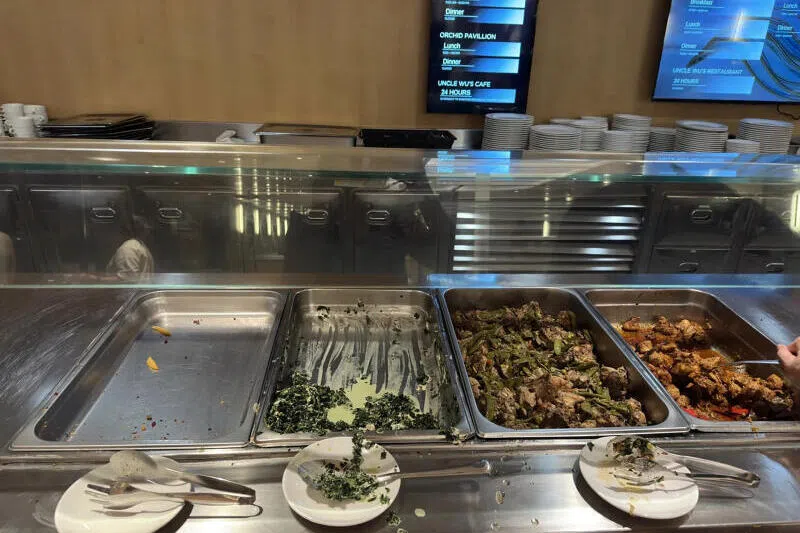 乘客诉食物选择不多，寡淡无味。（取自网络）