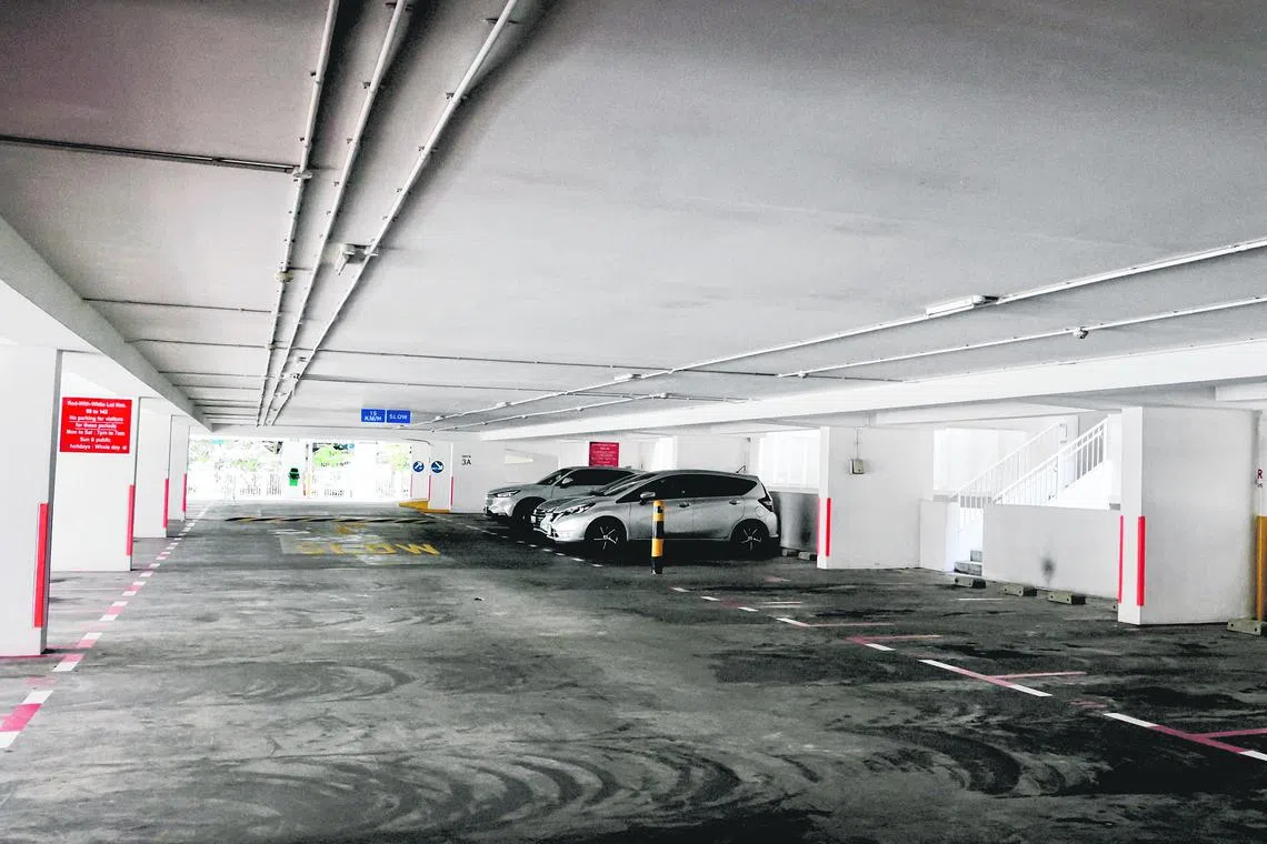 记者星期二（7月1日）早上走访事发地点时，发现停车场的高楼处比较少人停车。（曾美玲摄）