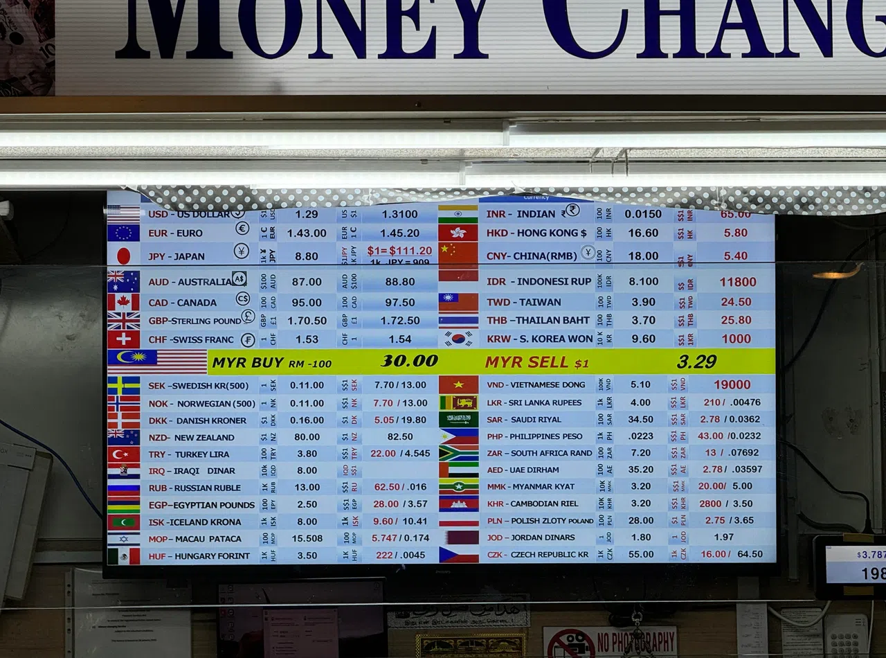 记者走访莱佛士坊雅吉拱廊多家实体兑换商，  不少商家开出1元兑3.29令吉。（陈佳怡摄）