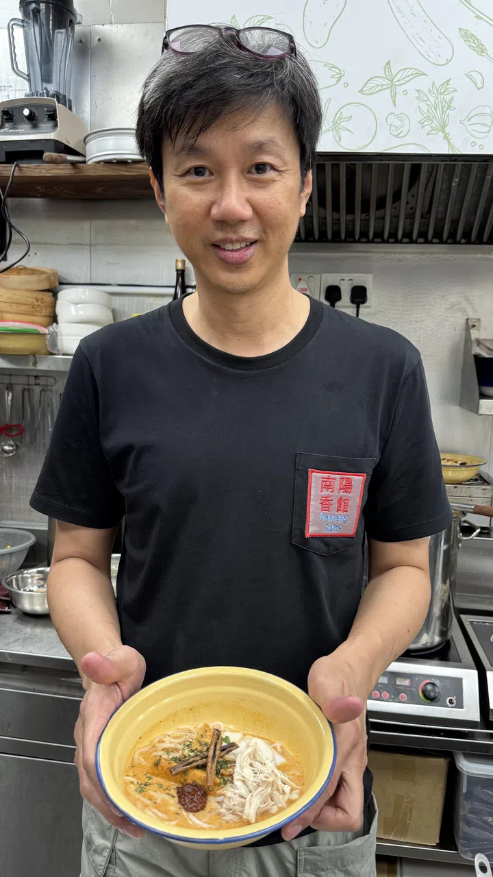 蔡立勇上个月开始在森林商业中心售卖“蚯蚓叻沙”，一天最多可卖出60碗。（冯凯麟摄）