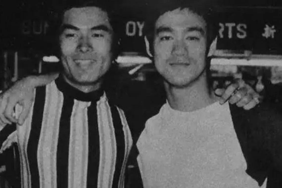 仓田保昭（左）与李小龙，惺惺相惜。（互联网）