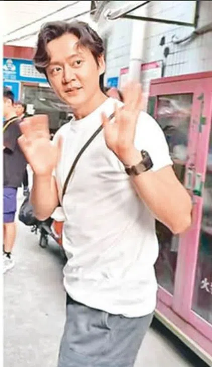 张振朗边走边跟粉丝挥手。（取自互联网）