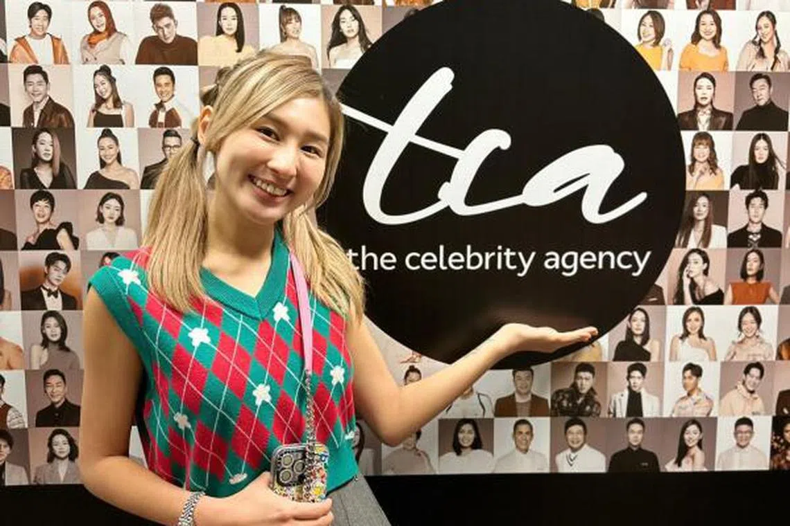 阳光可乐捐出衣服、外套和裙子。（新传媒新艺经纪提供）