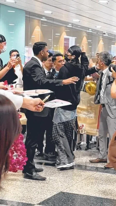 蔡徐坤收下粉丝信件。（取自网络）