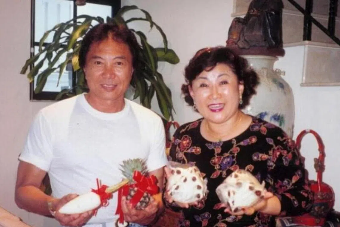 金银姬（右）和老公李伟才生前合照。（档案照片）