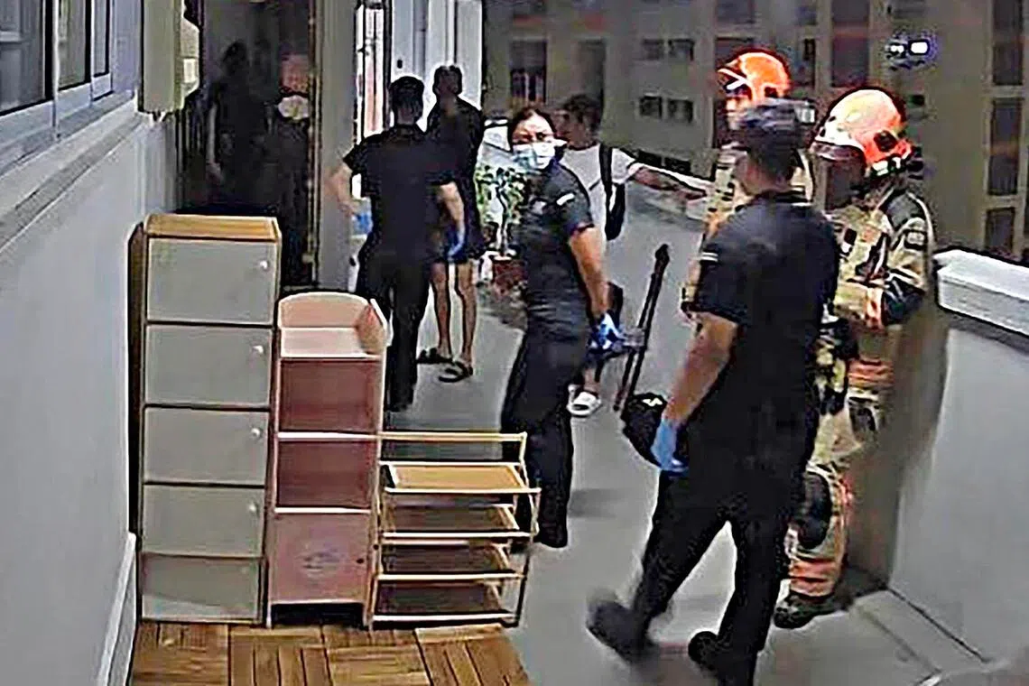 11月25日晚上，警方和民防人员接到报案后，到场了解情况。（受访者提供）