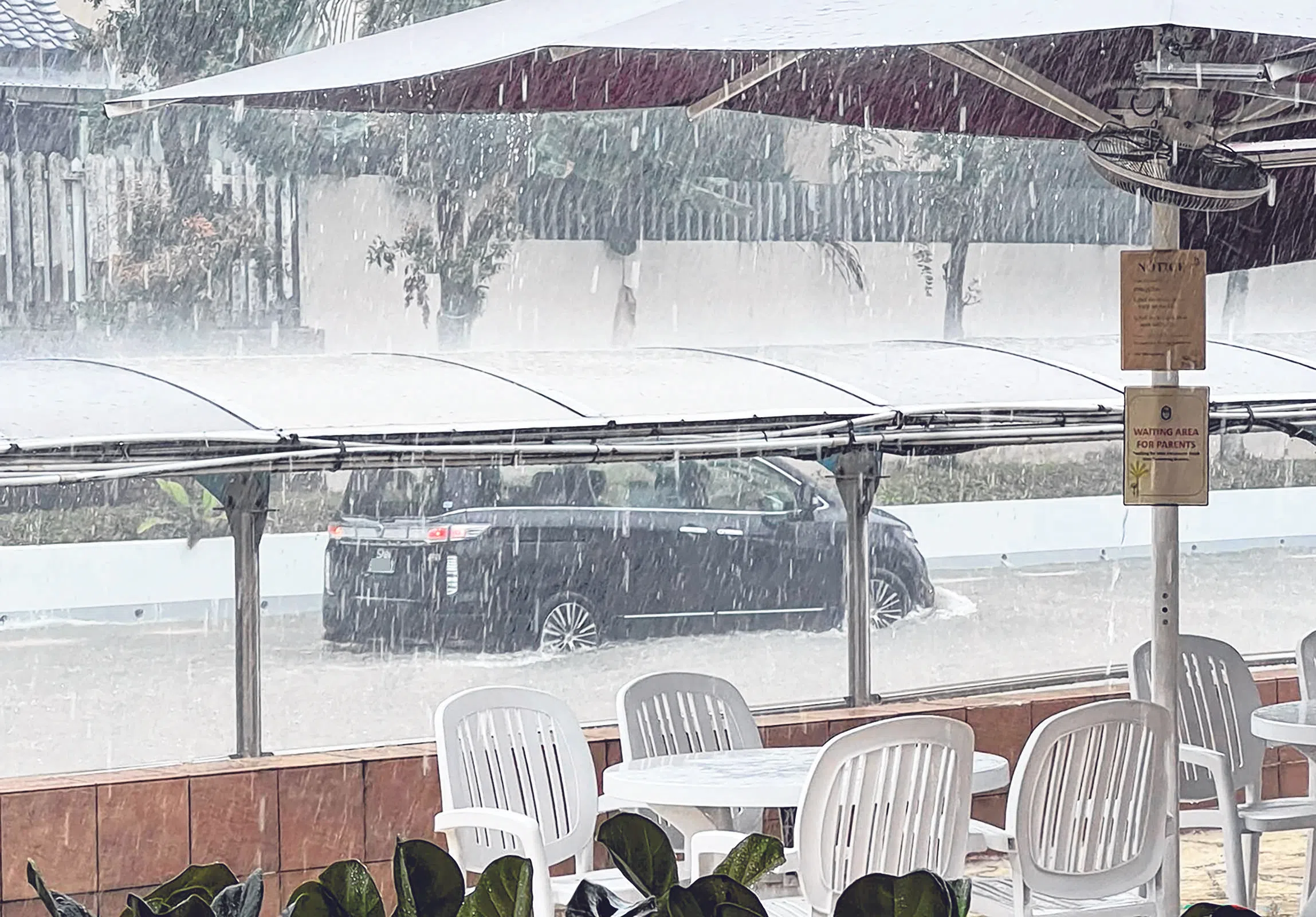 实龙岗花园乡村俱乐部去年底淹水，水深一度高达半个车轮。（受访者提供）