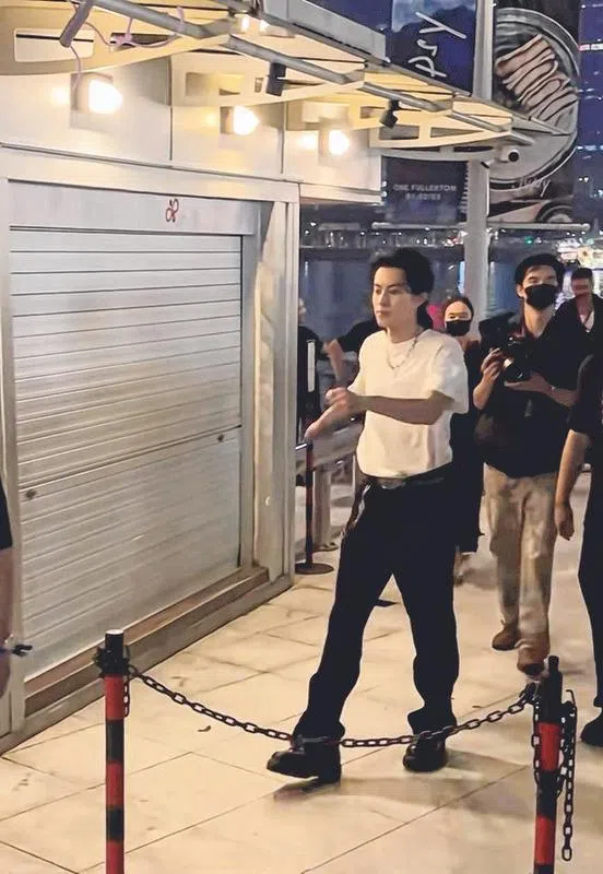 网友捕捉到王鹤棣走路的摇摆姿势。（取自网络）