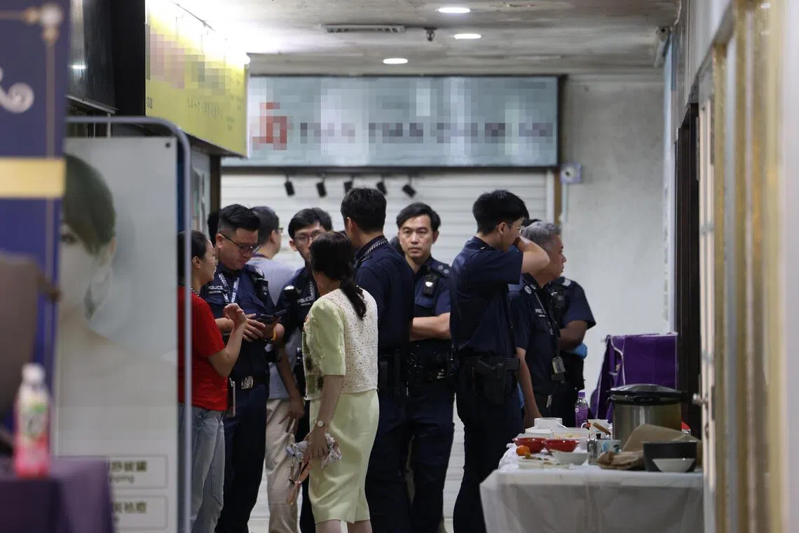 实龙岗上段购物中心三楼有两个店面用作礼拜的场所。（庄耿闻摄）