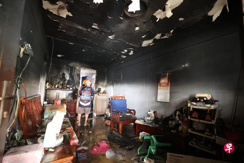 疑神台灯短路酿火 兄弟47年家园烧毁