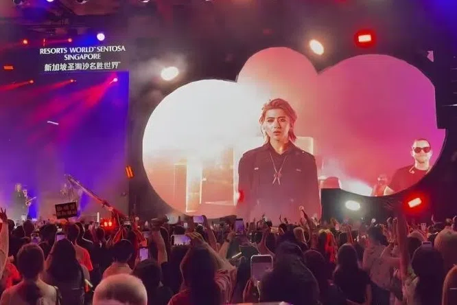 蔡徐坤的粉丝尖叫声响震天。（互联网）