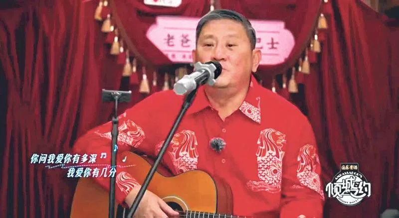 陈海泉自弹自唱《月亮代表我的心》。（截自视频）