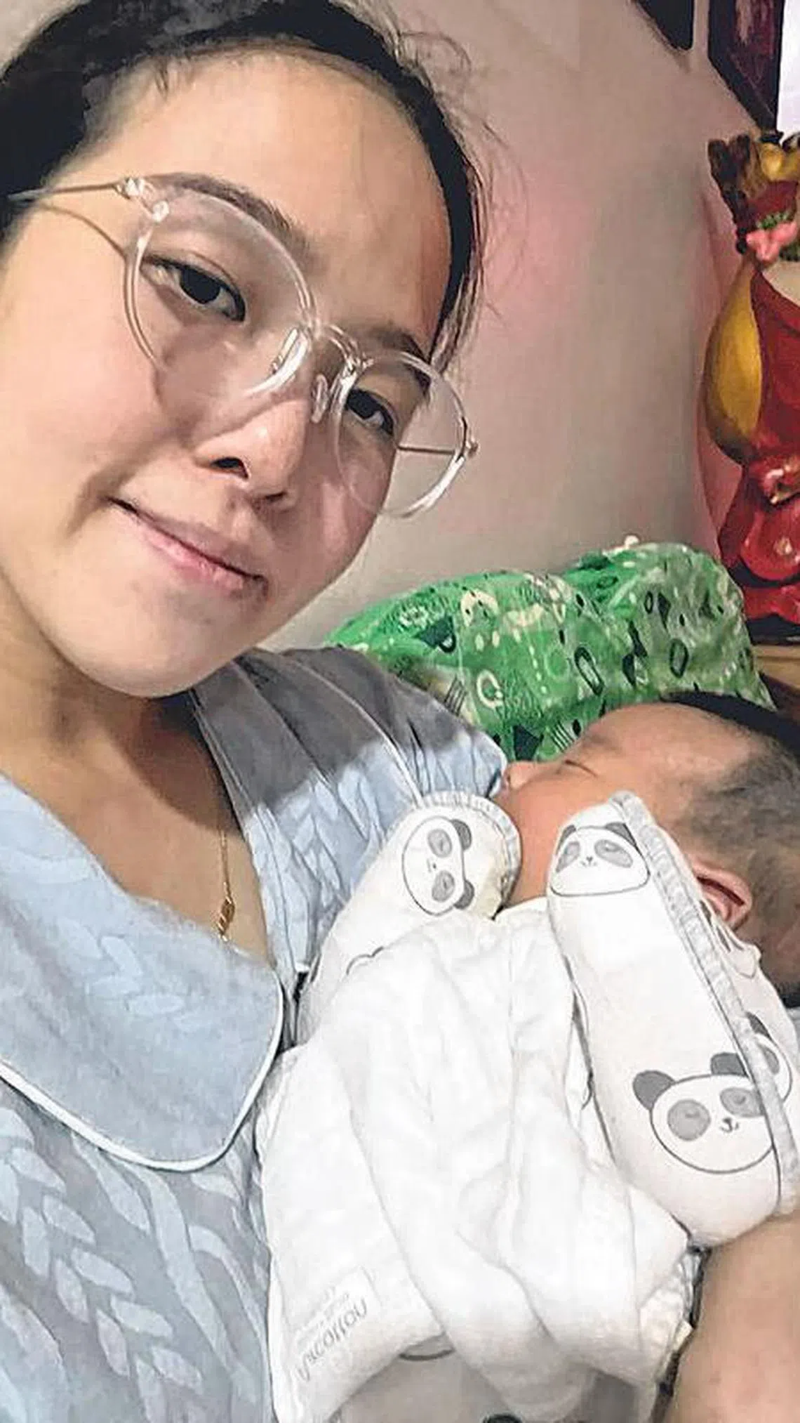 太太每天都会带着Sunny与Simonboy视讯。（受访者提供）