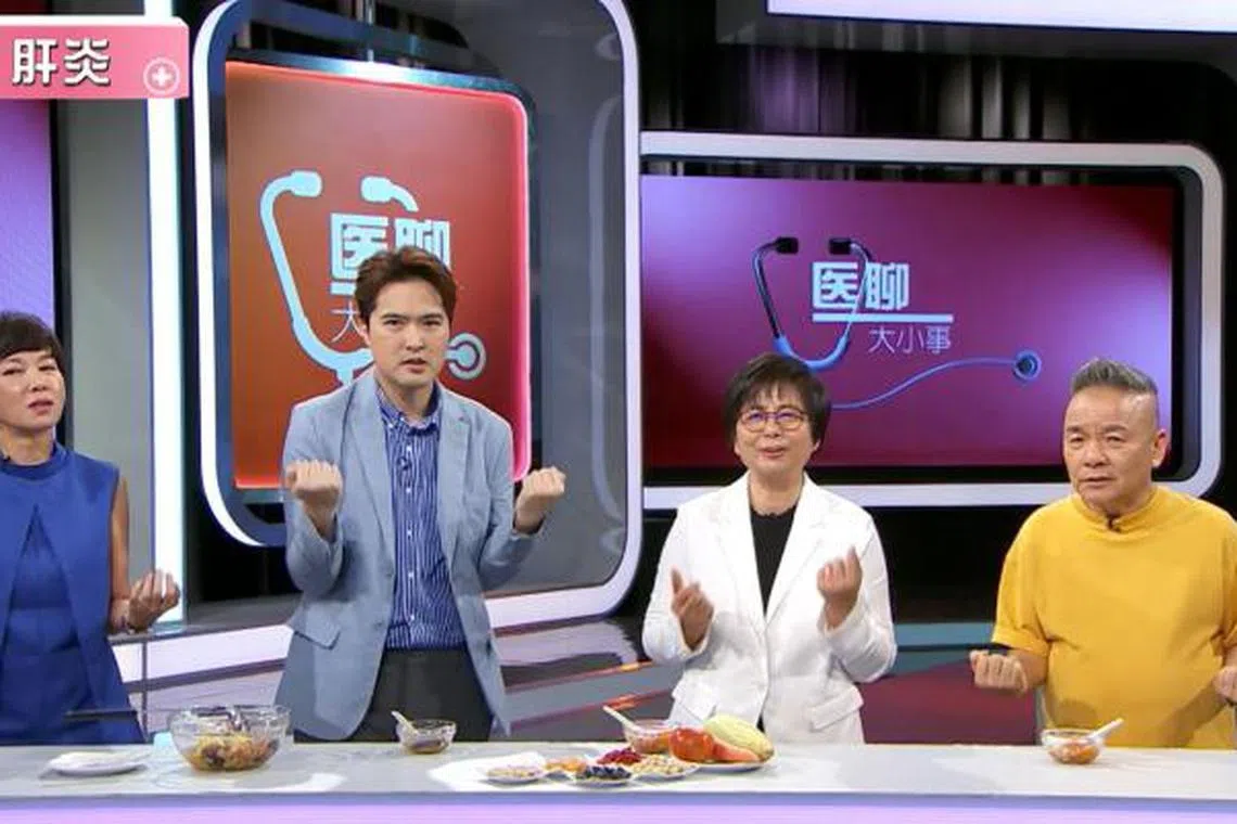 钟琴（左一）表示对医疗题材很有兴趣。（取自网络）
