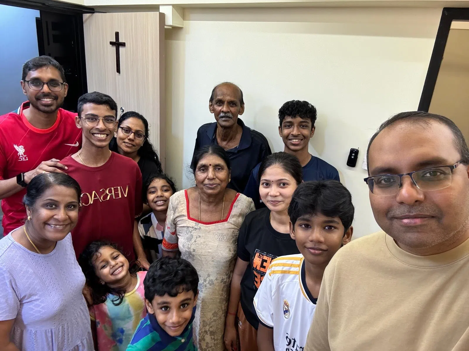 死者与家人去年底拍摄的全家福。（受访者提供）