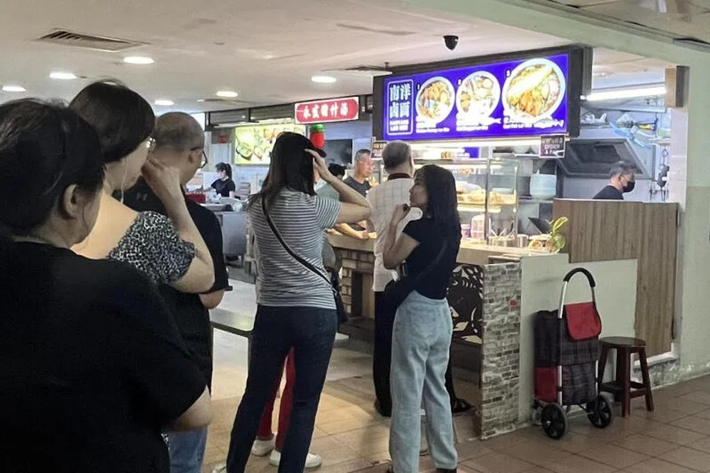 人手不足 摊贩让顾客自行付款找钱 | 联合早报