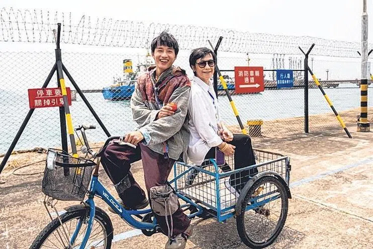 张艾嘉（右）不否认自己是剧组的“定心神针”，左为剧里的演员之一、马来西亚演员陈泽耀。（取自网络）