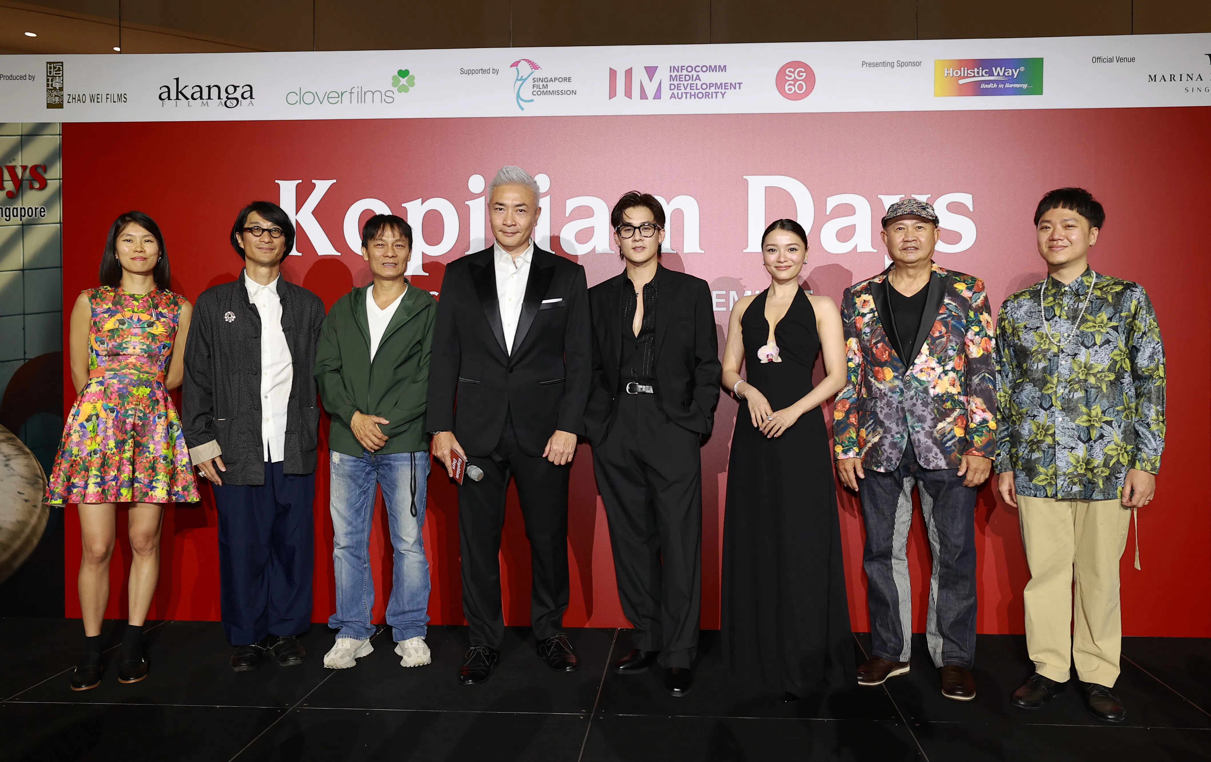 郑斌辉（左四起）、许瑞奇、陈雯诗、陈天文与导演杨修华。（纪允贤摄）