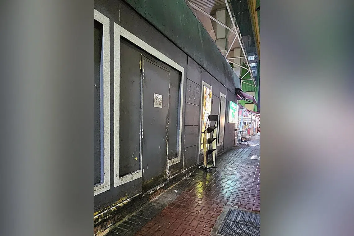 知情人士透露，事发时，包店员工在后厨清理，没想到却无故遭殃。（蔡振鸿摄）
