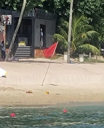 附近的救生员连忙立起红旗，警示大家不要下水。（取自STOMP）