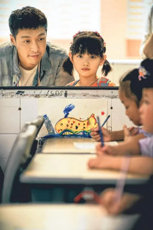 张艺兴（左）和李珞桉在《不说话的爱》诠释动人父女情。（取自网络）