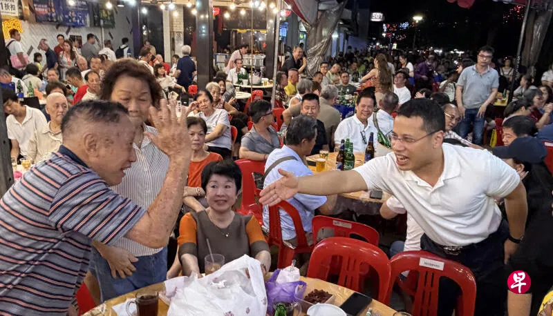 教育部长李智陞昨晚也受邀到场与民同乐。 （曾美玲摄）