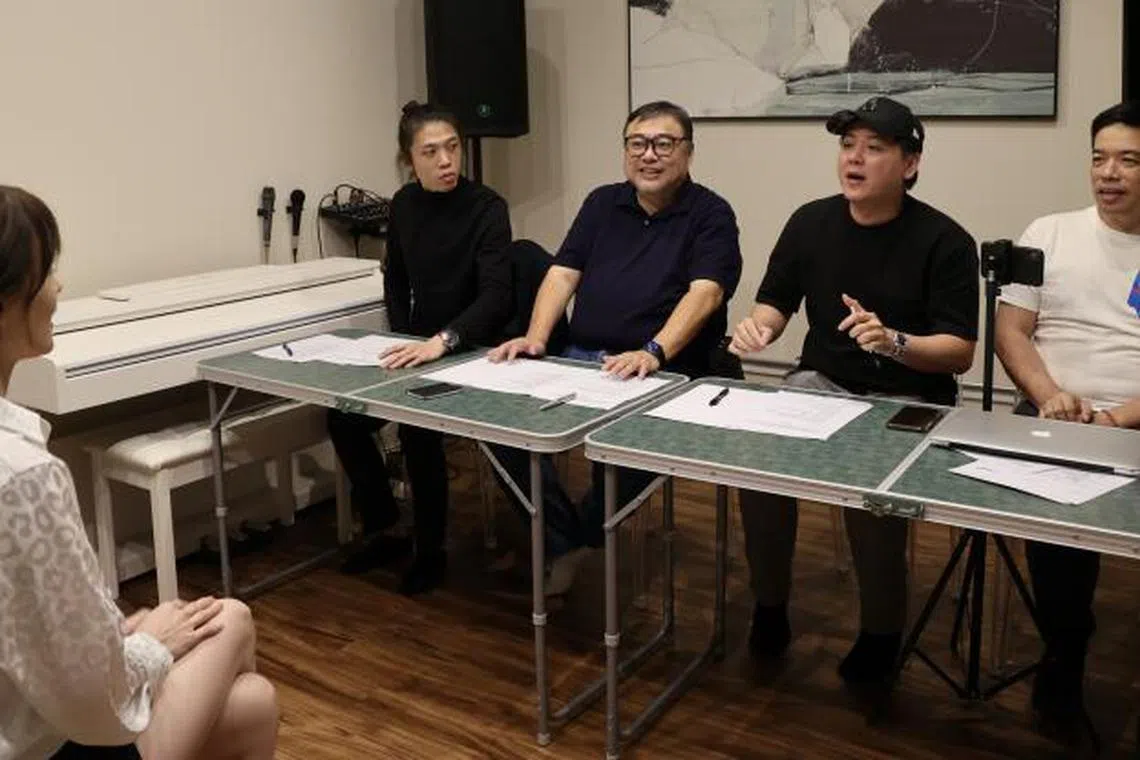 《被逼英雄》昨天进行海选面试，王伟良（左起）、执行监制胡鹤译、导演郭文汉、监制李子剑出任评审。（曾美玲摄）