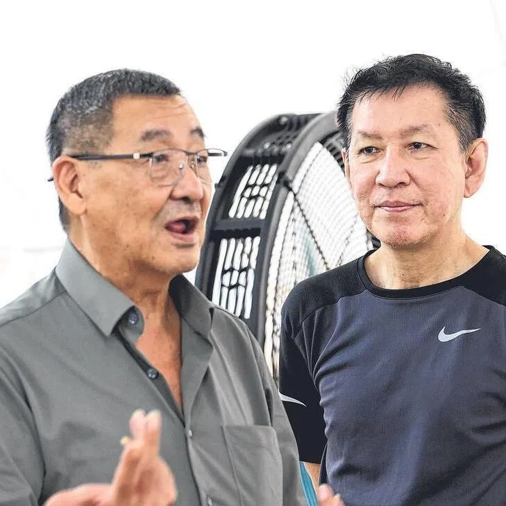 陈国信（右）星期天早到灵堂吊唁。左为凌霄的弟弟陈彬霖。（庄耿闻摄）