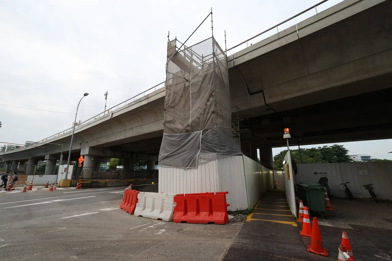 大约10米高的鹰架梯就在轨道旁。（刘启成摄）