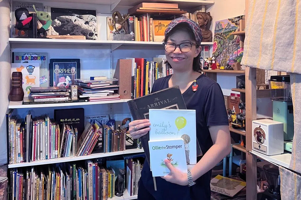 欧阳美玲在海外留学时随手翻阅几本绘本后，便深深投入其中。（陈秋静摄）