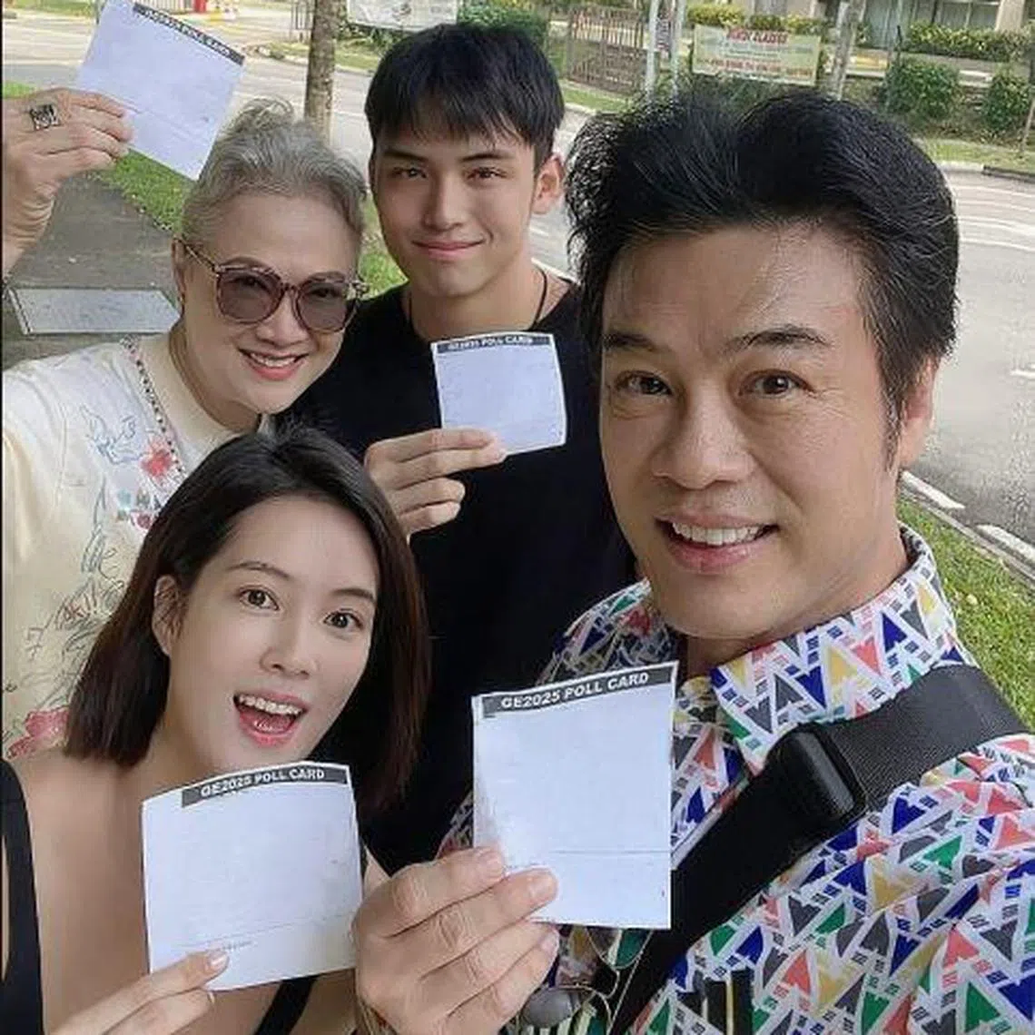 郑各评和洪慧芳一家四口今午到投票站投票。 （受访者提供）