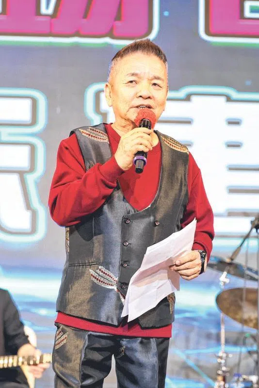 陈建彬主持时犯下两个失误。（徐颍荃摄）