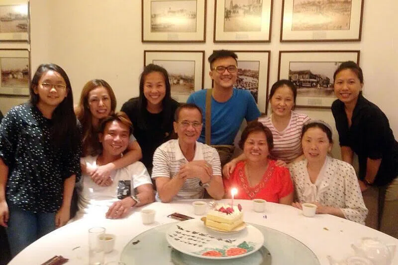 吉祥红龟粿创办人卓宝植（前左二）生前与家人的合照。（受访者提供）