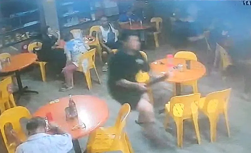 黑衣男持巴冷刀。（视频截图）