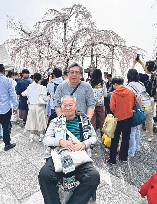 去年蔡华和父亲带着母亲的骨灰回日本。（蔡华提供）