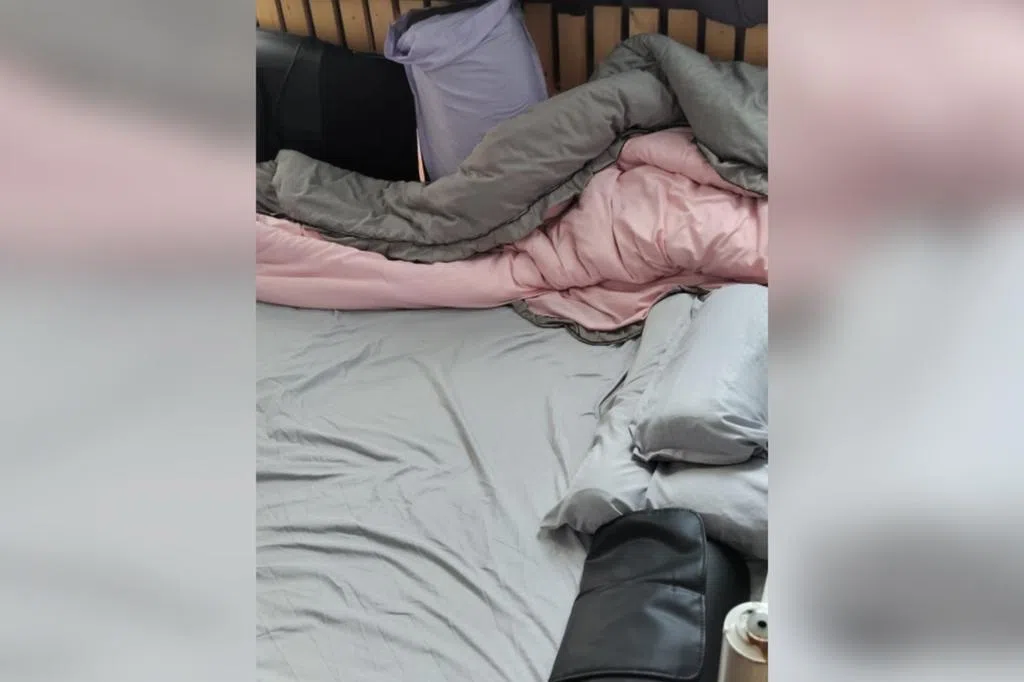 男子携妻回乡过年，过后独自返新回到所租公寓住处，打开房门惊见裸女躺在床上，吓得想立即搬走，过后报警处理。房东解释，裸女是女佣友人，称并不知情对方在家留宿。