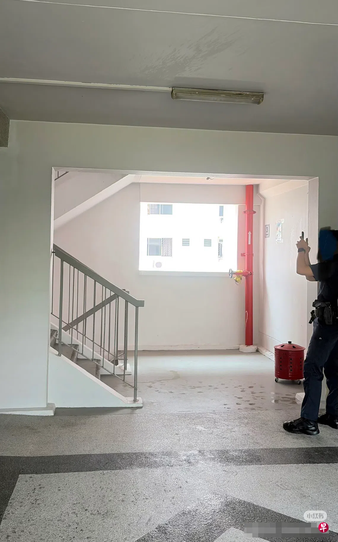 《小红书》用户称她员工在这座组屋被泼尿，当场报警，惊动警员到场调查。 （取自小红书）