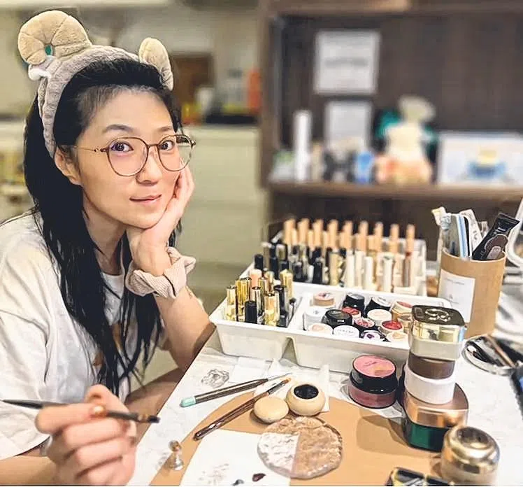 曹雅雯靠“美甲手作”解压。（取自网络）