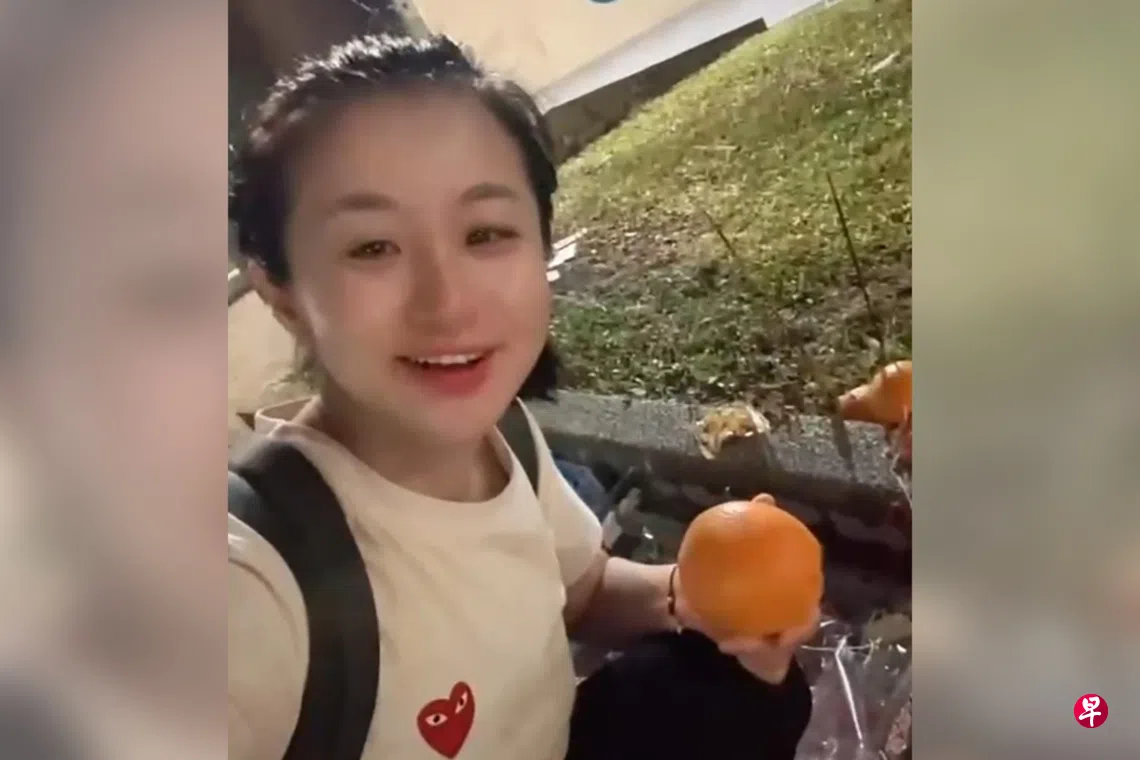 一名女郎疑为流量挑战禁忌捡路边祭品吃。 （取自网络）