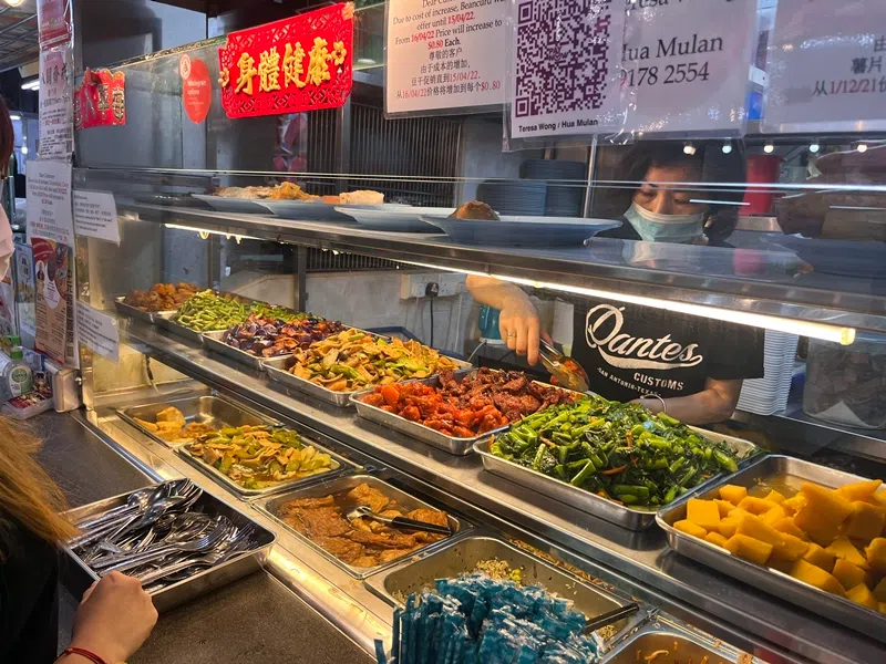 黄金兰的素食摊位于福禄寿大厦的永运食坊。 （潘靖颖摄）