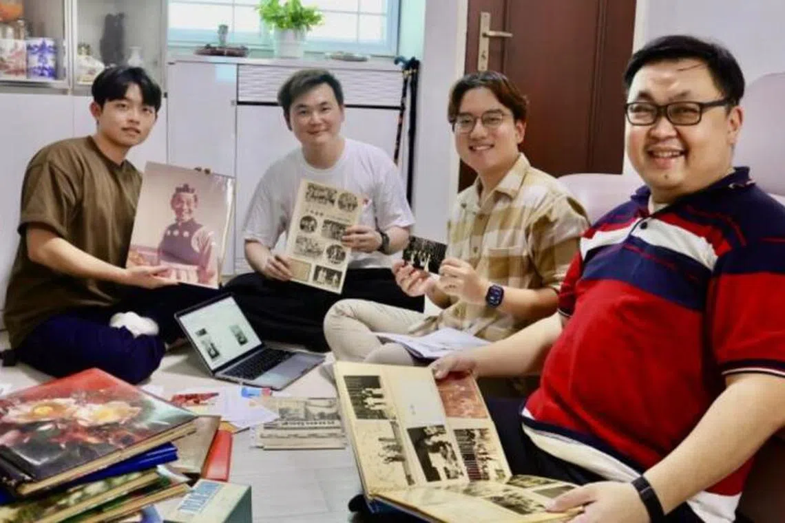 刘辰浩（左起）、曹世明、许宏睿与苏章恺搜集双宝照片资料。（曾美玲摄）