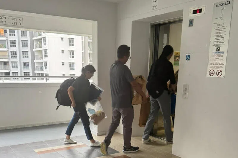 数名警员星期四返回现场搜证。（庄耿闻摄）