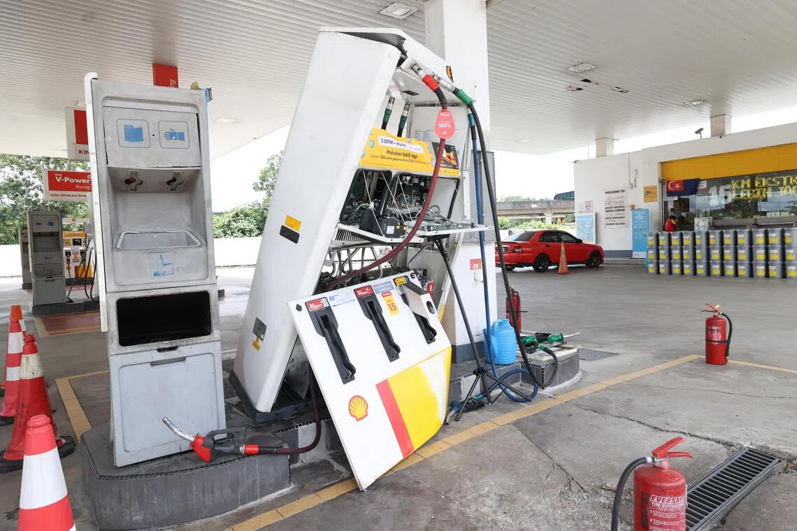 据油站职员透露，公司已联系保险公司处理理赔事宜。（庄耿闻摄）