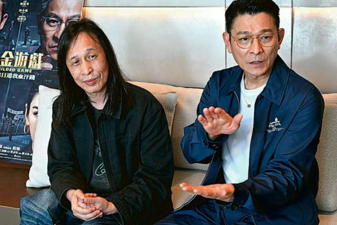 导演邱礼涛（左）与刘德华落力为《猎金．游戏》宣传。（互联网）