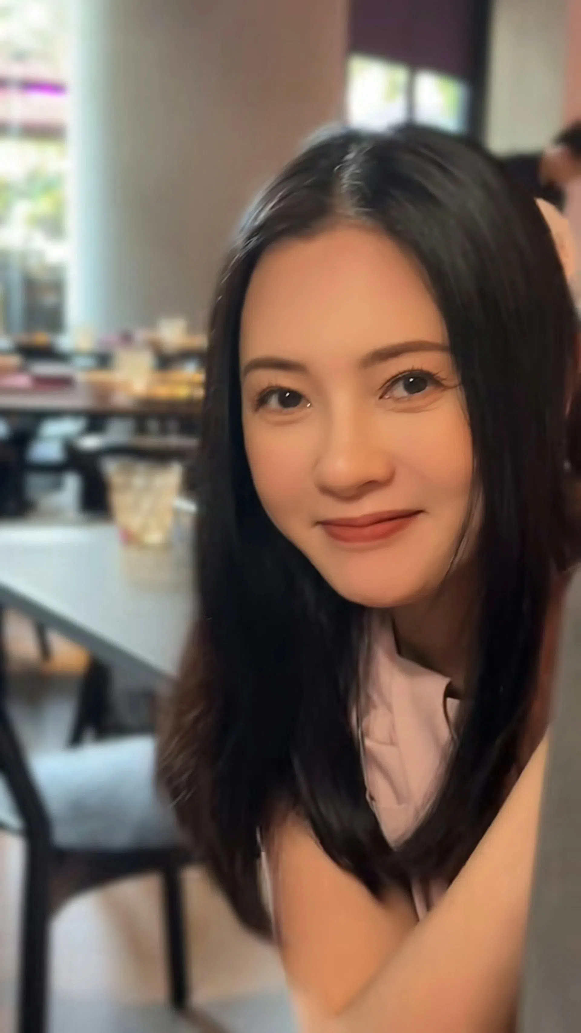 59岁李丽珍依然甜美，秀发乌黑和肌肤细致，令人羡慕。（取自网络）