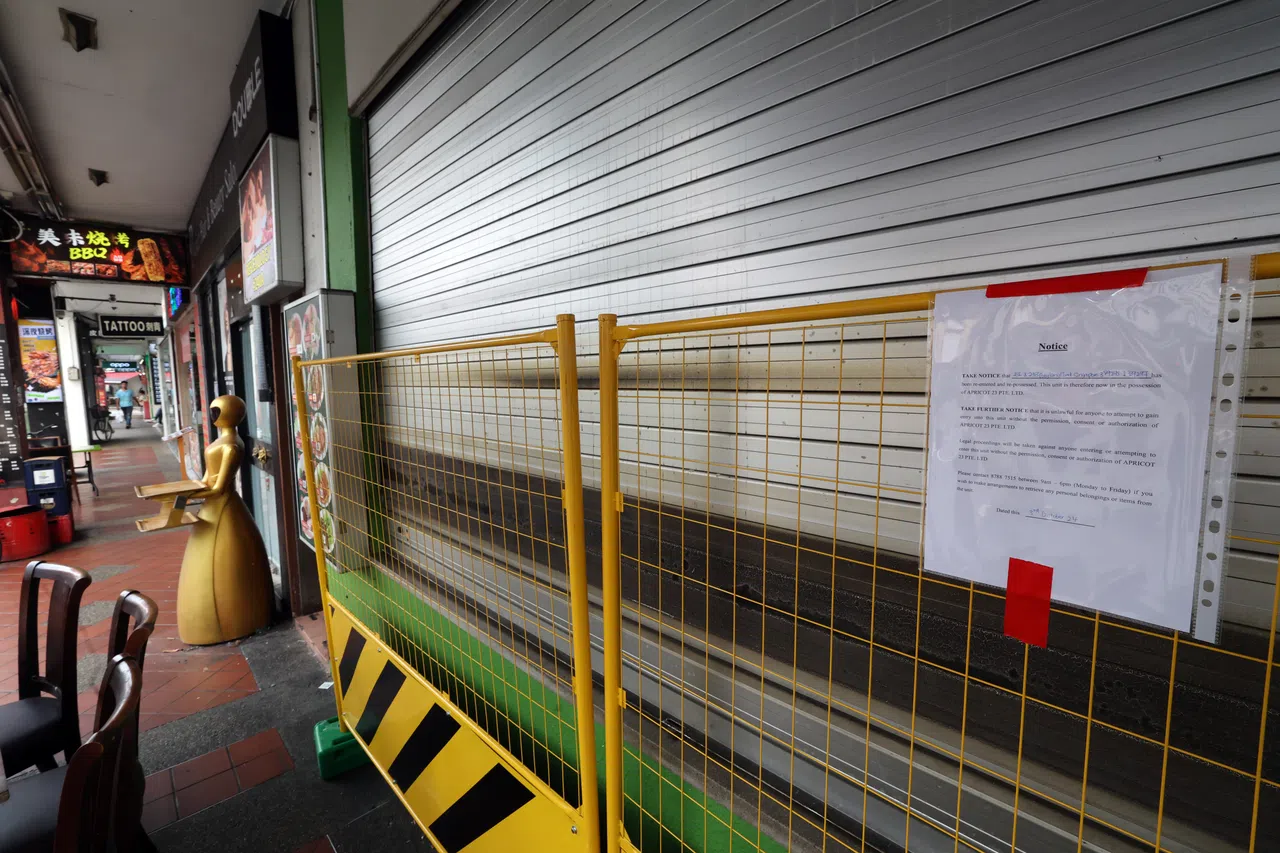 七间店铺因未交付三个月的租金被锁。（刘启成摄）