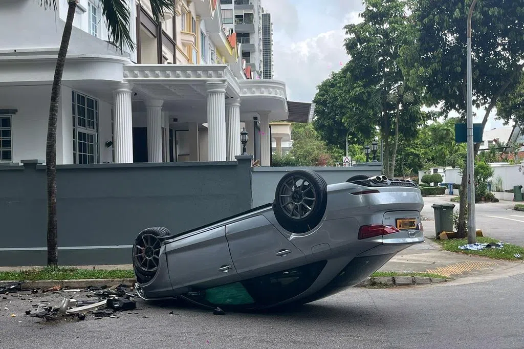 奥迪撞屋墙翻覆 居民救出女驾驶