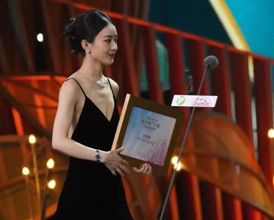 赵丽颖曾穿低胸装公开亮相。（互联网）