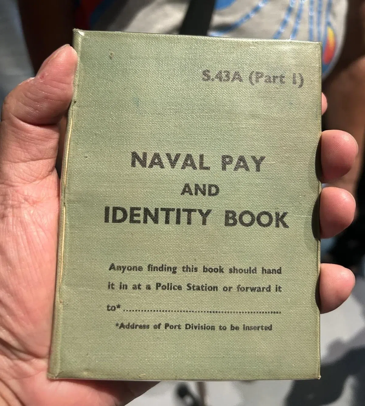 1964年由英国颁发的海军服役人员薪水身份簿。（张俊摄）