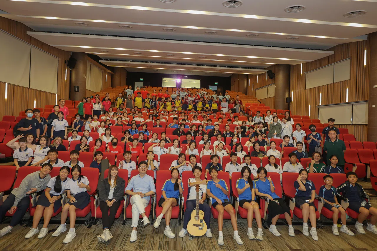 “新空下”音乐营圆满落幕，约235名学生齐聚新科技中学，听导师授课，学习舞台经验、作词作曲技巧等。图为音乐营大合照。（陈心媛摄）
